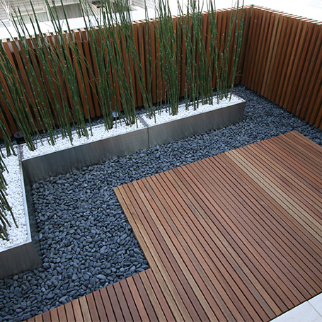 シャープな質感と異素材が織り成す　洗練された印象の坪庭