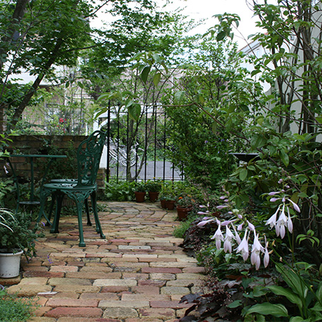 アンティークレンガが緑を一層引き立てる経年変化が美しいお庭