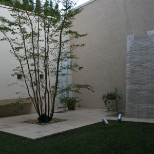 重厚感のある壁泉とシンボルツリーが印象的なテラス